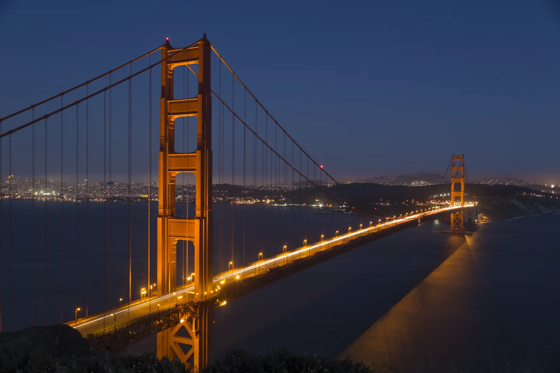 Most Golden Gate w Kalifornii o zmierzchu